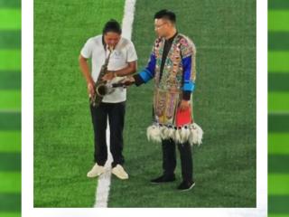 萨克斯响起《我的中国心》 村超大合唱感动全场 这就是中国人团结的力量