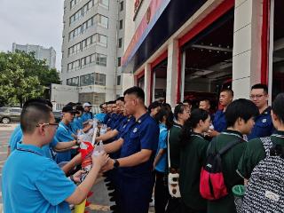 清凉用品送消防 安全知识记心间