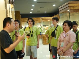 不止“打卡”！看华裔青少年解锁三彩里的中国故事