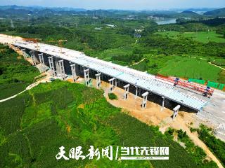 贵安扩容项目高乐大桥实现双幅贯通