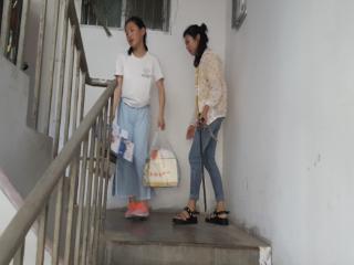 济阳街道财工街社区新兴西区以青春力量扮靓楼道