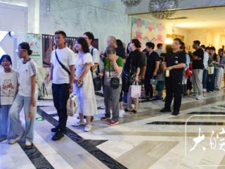 暑期档百余部电影上映 阜阳市民排队观影