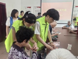 济阳街道电苑社区开展防走失手环发放活动