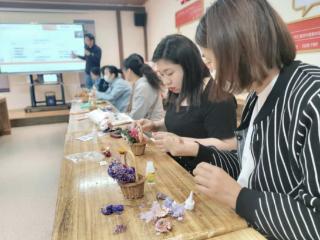 秦庄社区开展“指尖生花”社区微业手工花制作活动