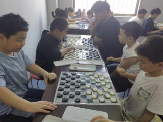 东红庙社区暑托班开展“‘棋’乐无穷”国际跳棋活动
