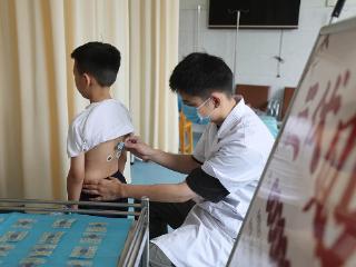 临沂：“冬病夏治”市民贴三伏贴 增强身体抗病能力