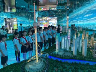 红领巾探秘城市蓝图，柳青苑小学少先队员在规划馆感知历史