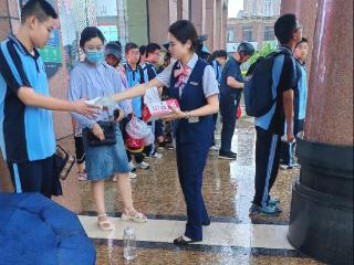 大风暴雨突袭放学路 泰安联通泰山广场厅变身“温暖驿站”