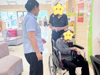 东港农商银行石臼支行：关爱老年人，服务暖人心