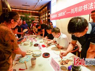 石家庄市长安区刘月卯书法家工作室为群众送书法扇面