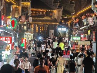 贵州铜仁：暑期中南门“夜游经济”持续“燃”动