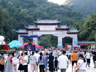 《来贵阳旅游的人太多了》之黔灵山公园：“免票+清凉”双引擎引爆公园避暑游热潮
