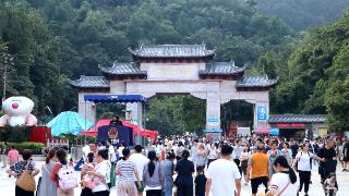 《来贵阳旅游的人太多了》之黔灵山公园：“免票+清凉”双引擎引爆公园避暑游热潮