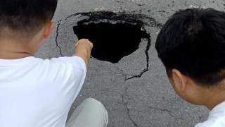 西户路路面凹陷出“洞口” 沣东市政紧急抢修