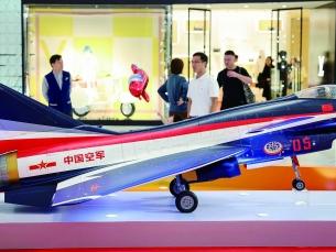 商场办起航空展
