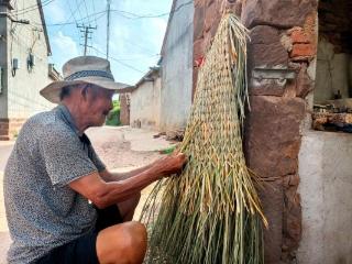 乡村最后的编蓑衣人