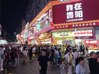 《来贵阳旅游的人太多了》之民生路的夏夜：网红美食街的活力图景