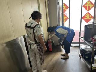 安居街道八里庙社区开展“九场所”安全排查志愿服务活动