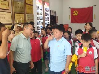 传承红色基因 争做善城好少年——滕州市大坞镇休城小学与善山村举行村校协同育人活动