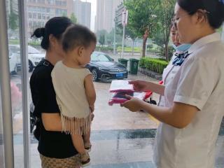 东明农商银行南城支行：暴雨中为客户送上暖心关怀