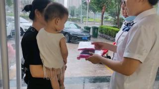 东明农商银行南城支行：暴雨中为客户送上暖心关怀