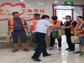 守护户外“劳动者港湾”——新泰农行以清凉关怀传递服务初心