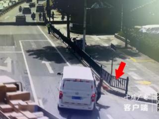 十堰一面包车超员遇检查 司机“卸客”被抓现行