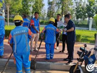 菏泽市城管局联合市总工会开展“夏送清凉”行动 为一线环卫职工撑起“遮阳伞”