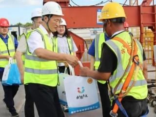 致敬高温下的坚守 | 青岛西海岸新区总工会全面启动“夏送清凉”活动