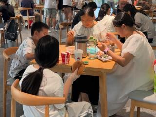 骄阳下的图书馆：合肥娃沉浸式学习不回家 家长点外卖送到“临时餐桌”