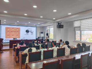 【一年四季 泉在济南·童乐缤纷暑期】 济南市莱芜区凤城街道德盛园社区暑托班：黑白对弈间播撒智慧种子
