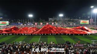 一场以“感恩”为题的演出上，一个叫《重生》的节目点燃了全场