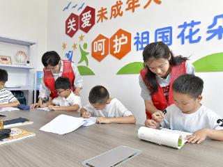 临沂：“返家乡”大学生暑托班里做奉献
