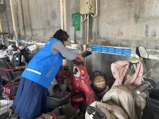 财工街社区开展车棚充电桩安全隐患排查行动
