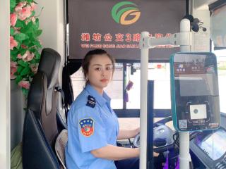 方向盘上的“她”力量：暑运热浪中，看巾帼驾驶员的最美坚守！