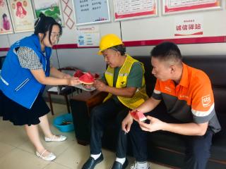 南苑街道博古庄社区开展“关爱新业态 夏日送清凉”活动