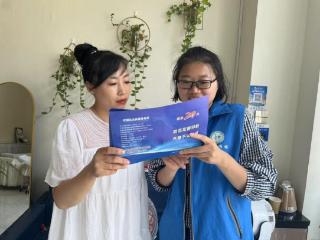 济阳街道财工街社区开展反邪教宣传入商户活动