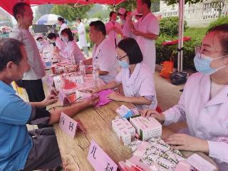 临沭县玉山镇：爱心义诊进大集 乡村振兴在行动