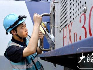 高温下的劳动者| 24岁班组长不惧苦累修火车 汗水“点亮”机车“眼睛”