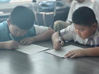 【童乐缤纷暑期】济南市莱芜区羊里街道开展“魔法线条凝专注 创意绘梦伴成长” 文明实践活动