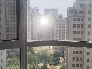 青岛市即墨区：居民术后静养遇“光扰”，社区物业协作点亮“柔光”
