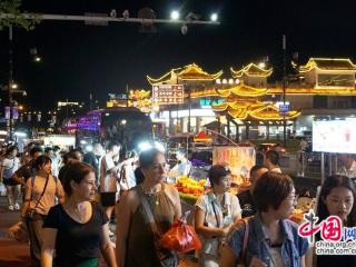 地摊长龙遇加场好戏 张家界武陵源夜游人气旺