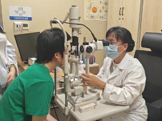 被斜视困住的13岁女孩