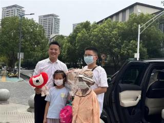 南京：房产经纪人爱心接送车队守护大病患儿异地就医路