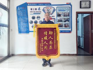 暖心！九旬老人摔倒街头呼救，海润自来水热心所长背送回家