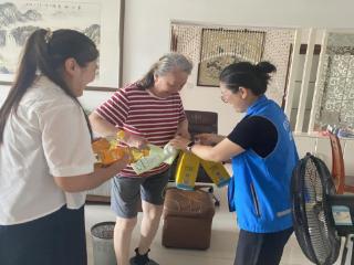 南苑街道南池社区开展走访慰问老党员活动