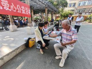 百年人寿枣庄中心支公司关爱社区老人 健康义诊传递爱和责任