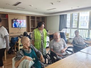 南苑街道忠心闸社区走访慰问退役军人