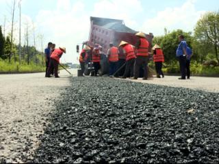 普定：推进城区道路维修工程 筑牢市民安全出行防线