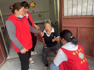 安居街道胡庄村开展“情暖失能老人，爱心打扫卫生”志愿服务活动